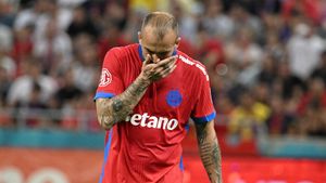 Derapaj grosolan al fanilor FCSB împotriva lui Denis Alibec! Așa ceva nu se face: l-au scuipat și l-au înjurat