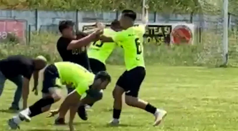 Bătalia de la Mărășești, ediția 2025! Un meci de fotbal din România, întrerupt după o luptă ca în filme! Primarul: ”S-a sunat la 112, a venit Poliția! S-au comportat ca niște animale sălbatice!” VIDEO