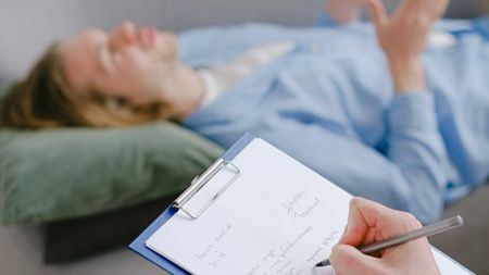 Psihologii spun că oamenii care au succes nu fac niciodată aceste 7 lucruri după ce termină munca