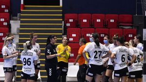 Covid-19 a „lovit” încă o echipă din Liga Florilor după turneul de la Sf. Gheorghe. Clubul Univesitatea Cluj, al doilea care a luat atitudine împotriva sistemului propus de Dedu & Co: „Turneele organizate de FRH, pericol major de îmbolnăvire”. Soluția propusă