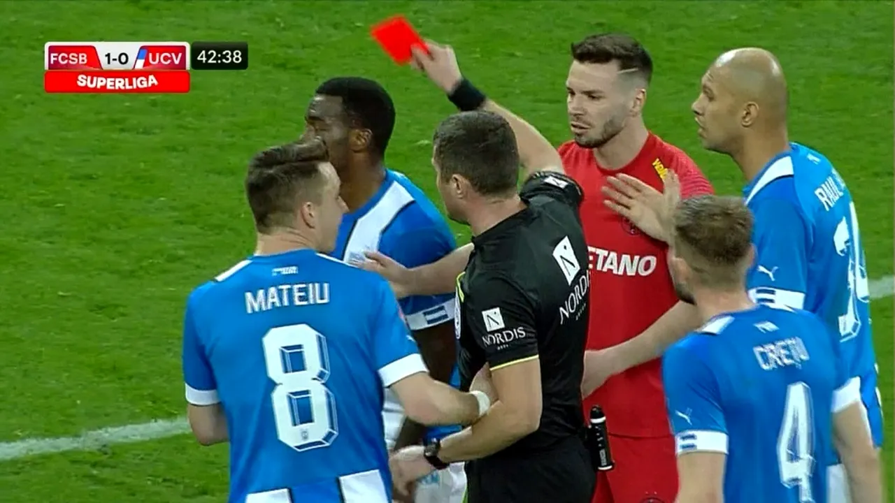 Fază controversată în FCSB - Universitatea Craiova: Basilio Ndong a intervenit haotic, dar VAR-ul l-a salvat de la eliminare. Cum a analizat arbitrul Adrian Cojocaru