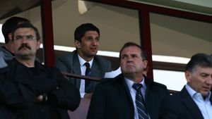 Copos a plecat la mare și l-a lăsat pe Dinu Gheorghe să închidă afacerea Lucescu!** Ce garanții cere Răzvan