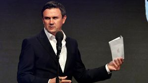 Cristi Balaj dezvăluie gafa gramaticală uriașă din mesajele jignitoare primite de la Gigi Becali! „A scris ca pisica!”