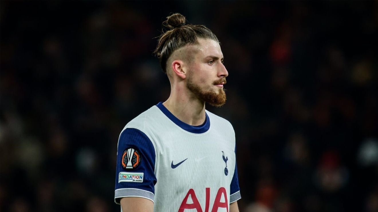 Liverpool, transfer salvator pentru Radu Drăguşin. Favoritul lui Tottenham, evaluat la 70.000.000 de euro, ar fi decis să plece pe Anfield