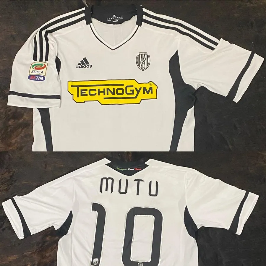 Tricoul lui Mutu va putea fi achiziționat prin licitație în campania organizată de Herea pentru micuța Oti