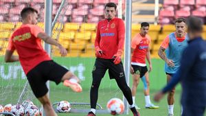 Andrei Vlad nu mai prinde echipa la FCSB, dar își duce iubita la meciuri! Unde a fost surprins portarul roș-albaștrilor | FOTO