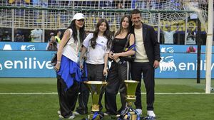 Imaginile serii. Familia Chivu: Cristi, Adelina și cele două fiice, pe San Siro, cu trofeele câștigate de Inter!