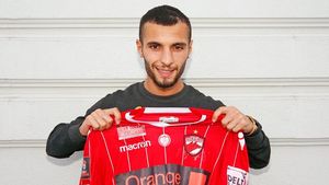 Transfer important reușit de Dinamo! Fotbalistul cu CV peste medie prezentat azi de "câini"