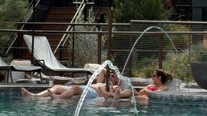 Jurnalista și antrenorul, filmați la piscină. Ea e măritată, el e însurat