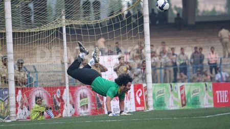 Higuita a "recidivat" la 46 de ani!** "Lovitura scorpionului", repetată într-un meci amical