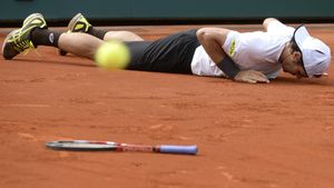 VIDEO | "Headshot" la turneul de la Napoli! Un polonez a fost descalificat după ce și-a făcut KO adversarul, cu mingea de tenis