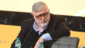 Ultrașii, război total cu Gino Iorgulescu și mesaj pentru fiul acestuia, Mario! Legea împotriva celor care folosesc materialele pirotehnice a declanșat furia suporterilor: ce banner au afișat la LPF!