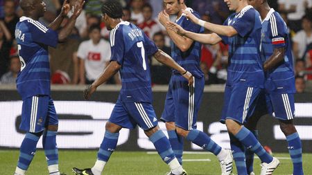 De cine ne temem?**"Francezii sunt extraordinari de la mijloc în sus!"