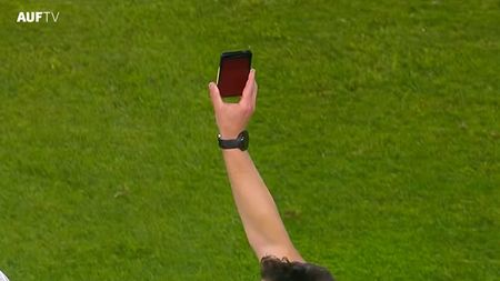 Moment nemaivăzut în fotbal! Arbitrul a arătat cartonașul roșu pe telefon