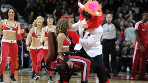 O majoretă a fost cerută în căsătorie la pauza meciului Chicago Bulls - Miami Heat
