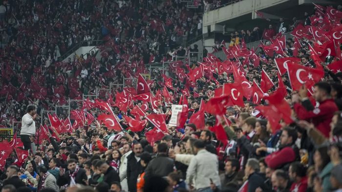 Cum va fi vremea la ora meciului Turcia - România în Istanbul și ce fel de gazon îi așteaptă pe tricolori: hibrid cu 5% fibre sintetice! „O premieră și asta veți vedea”