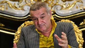 Gigi Becali apelează la o metodă inedită pentru a face transferurile la FCSB. „Dă-mi-l pe bani puțini că e bolnav, ți-l iau și pe ăla!”