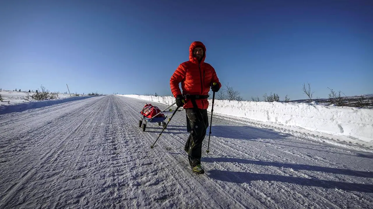 Trei dintre cei patru români care au luat startul au abandonat Maratonul Artic, dar există și o veste bună: Tibi Ușeriu conduce detașat