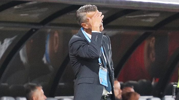 La Dinamo se pregătesc mișcări. Mai mulți jucători au bagajele la ușă, vestiarul este spart în bisericuțe, Ghezali l-a certat pe Politic și a fost la un pas de bătaie cu Roșu. Meciul cu UTA poate fi hotărâtor pentru Ovidiu Burcă | EXCLUSIV