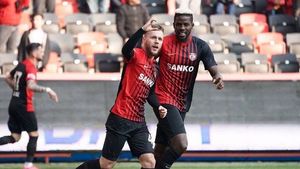 Alexandru Maxim, debut spectaculos pentru Gaziantep! A reușit ”dubla” în fața liderului din Turcia și a contribuit la un alt gol | VIDEO