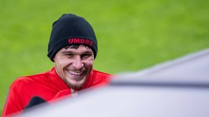 Antrenorul Barcelonei l-a cerut pe Andrei Rațiu. Transferul românului, solicitat de neamțul Flick în discuția cu Deco