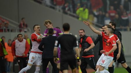 FOTO | Atacat cu torțe de galeria dinamovistă, Arlauskis a ieșit de pe teren. Cristi Balaj a întrerupt derby-ul pentru mai bine de 15 minute