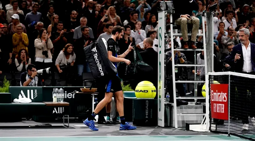 Momente de necrezut la Paris! Daniil Medvedev a arătat semne obscene după ce a fost învins de Grigor Dimitrov! Ce a spus rusul despre gestul incalificabil | VIDEO