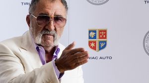 Suntem și noi în rândul lumii! Patinoarul construit de Țiriac va fi inaugurat pe 15 octombrie. Năstase: "În urmă cu două luni, aici era plantat grâu"