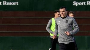 Dan Nistor, idol din Bănie. Fanii s-au înghesuit să prindă un autograf cu noua achiziție a oltenilor. „Sunt un fotbalist destul de bun” |VIDEO&FOTO