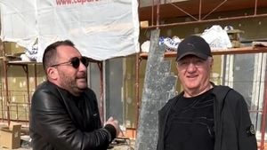 Controversatul „Pescobar” a postat primele imagini din apartamentul de lux pe care i-a dat 2.000.000 de euro lui Mitică Dragomir. Penthouse-ul are 1.400 de metri pătrați și o piscină uluitoare