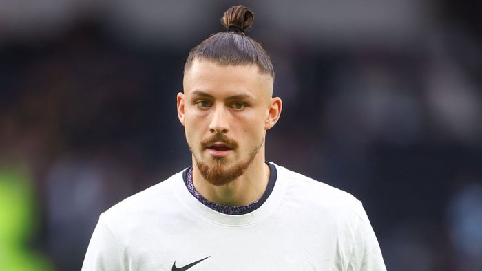 Acesta este, de fapt, salariul colosal și real al lui Radu Drăgușin la Tottenham! Englezii au aflat adevărul și așa se explică de ce a refuzat-o pe Bayern Munchen: e în topul celor mai bine plătiți jucători U21 din Premier League