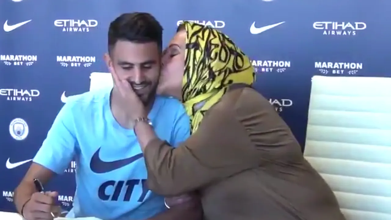 VIDEO | Unii părinți nu ratează cele mai importante momente din viața copiilor. Mahrez, mama sa și imaginea zilei în fotbal