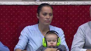 IMAGINEA SERII | Fiul Aureliei Brădeanu a adormit în vacarmul din Sala Polivalentă, în timpul meciului CSM - Ferencvaros. Cum l-a protejat "Mika"