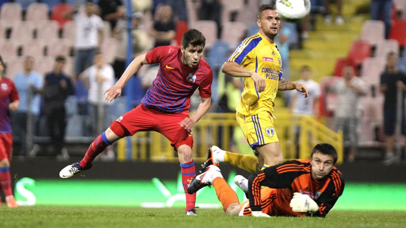 Reghecampf: "De ce să aducem jucători de milioane când putem să-i dăm încredere lui?" Răduț, pariul Stelei pentru viitorul sezon