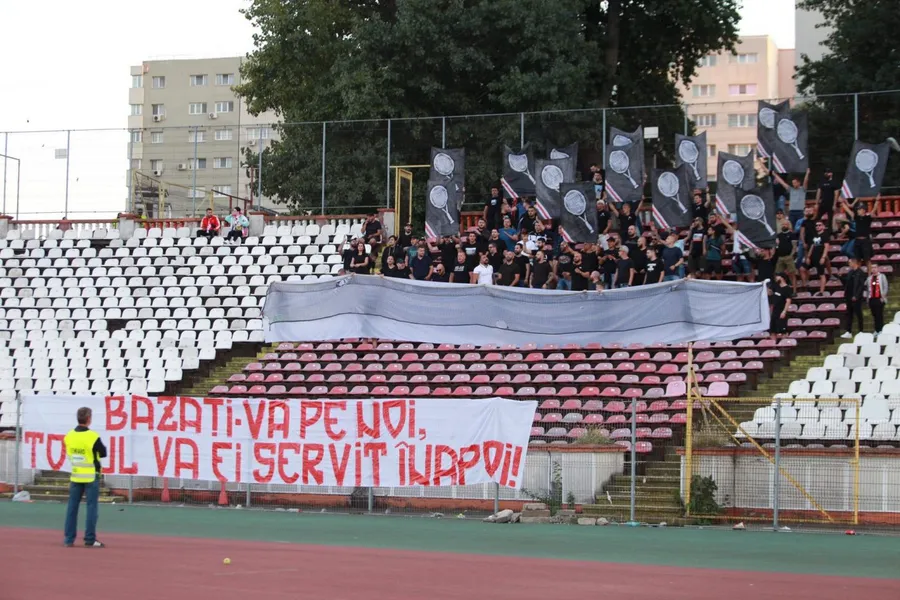 Dinamoviștii promit răzbunare rivalilor de la FCSB: „Totul va fi servit înapoi!” Scenografie specială realizată de „câini” | FOTO