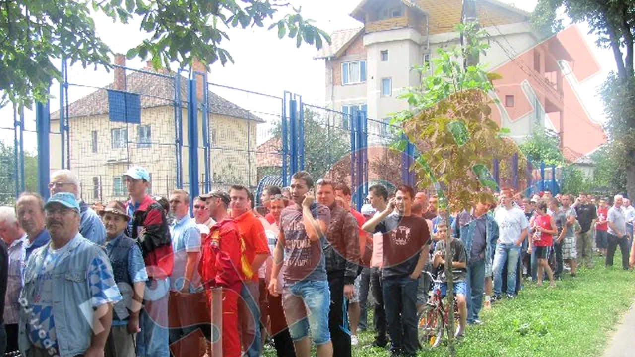 FOTO Nebunie la Sibiu!** Cozi de peste 100 de metri pentru biletele la meciul Voința - Steaua