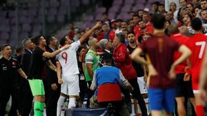 Mircea Lucescu a fost martorul unui moment halucinant la ultimul meci al Turciei. VIDEO | Cenk Tosun a amenințat cu moartea un suporter advers, după ce tatăl său a fost atacat în tribune