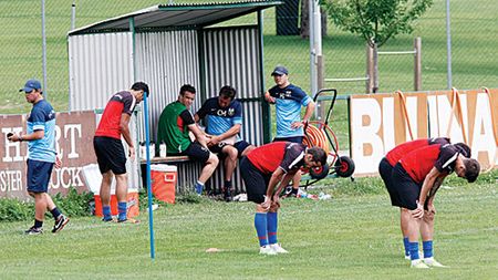 Probleme în paradis:** "Hai, bă, dați-i drumul de aici! Hai, la revedere!" MM a izbucnit la adresa presei, Reghe a sărit să bată un jurnalist! Vezi 'dialogul' incredibil