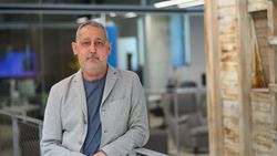 „Adevărul este că medicii nu au o explicație pentru cazul meu”. Povestea bărbatului care a făcut deja 136 de ședințe de chimioterapie