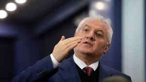Dragomir acuză comportamentul fanilor pentru incidentele din Giulești:** "Nu e de vină stadionul! În Vest se stă la un metru de jucători"