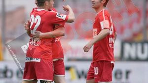 Asta e culmea! "Câinii" au venit în număr mare la un meci cu porțile închise!** Dinamo - Gloria Bistrița 3-0