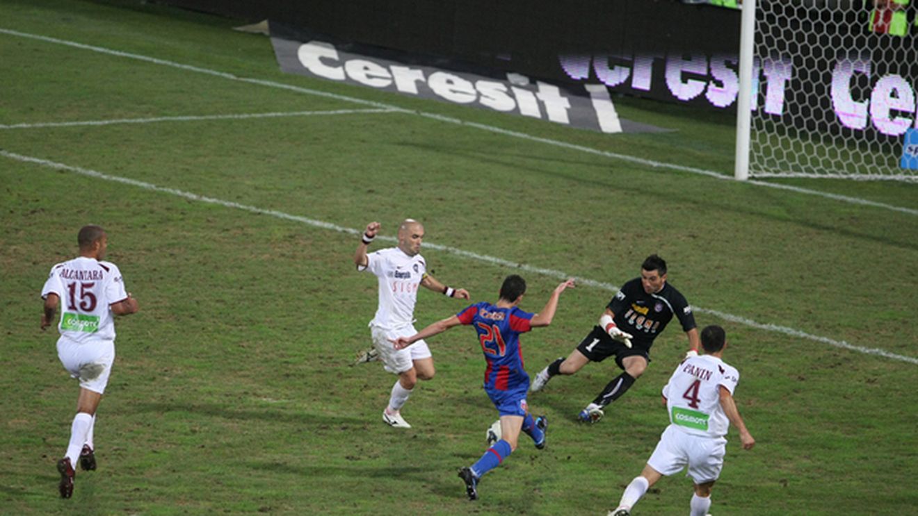 Au angajat specialiști pentru refacerea gazonului