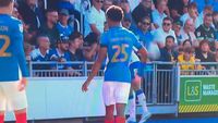 Scene şocante în Anglia! Fotbalistul l-a strâns de gât pe un fan adolescent, dar arbitrul nu i-a făcut nimic!