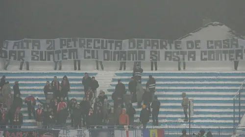 Versul „Fie vreme bună, fie vreme rea…” s-a verificat și la Iași:** vremea câinească nu i-a ținut departe pe fanii dinamoviști! Mesajul afișat la meciul cu CSMS