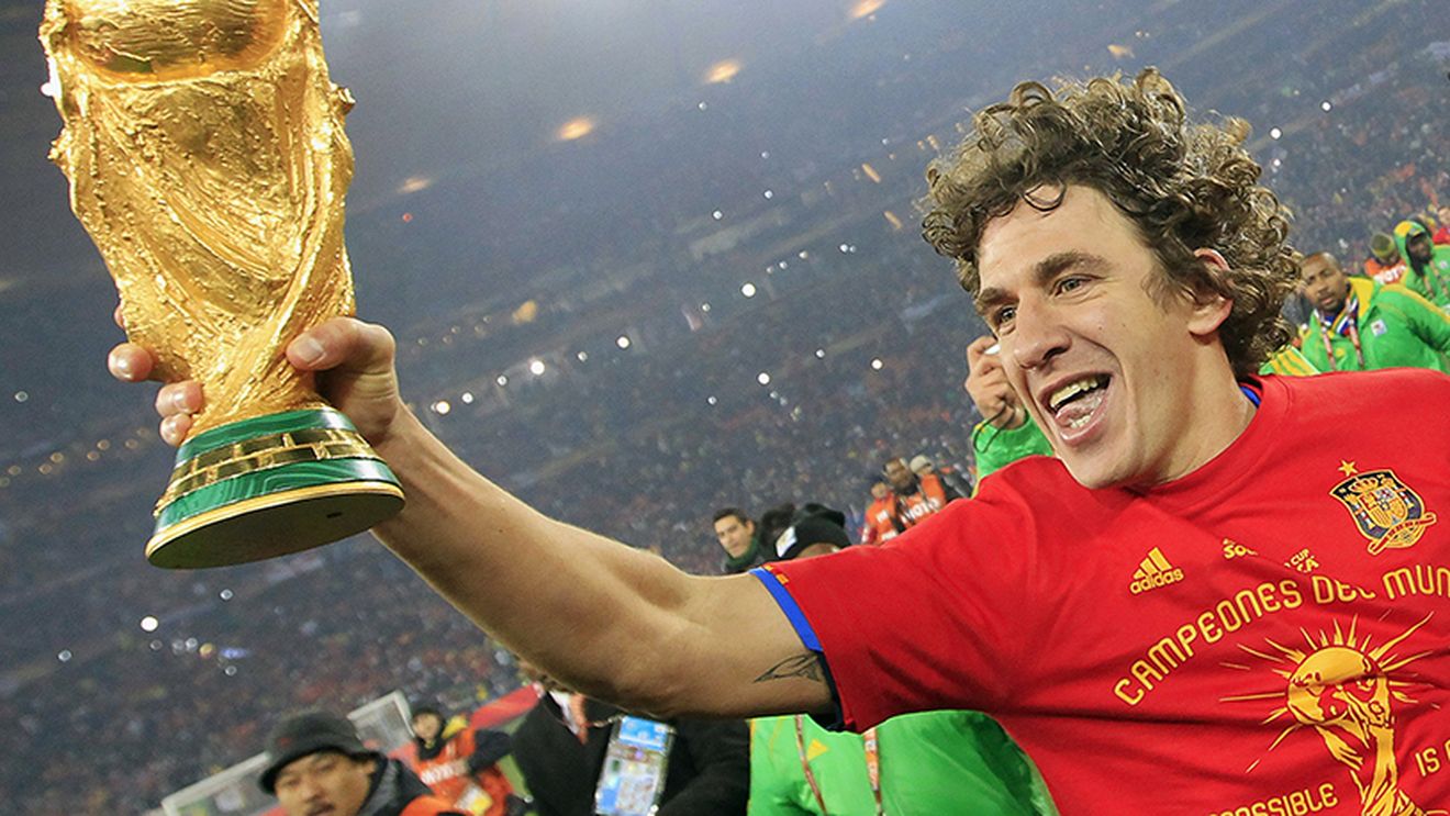 Carles Puyol va prezenta trofeul CM la finala competiției din Brazilia