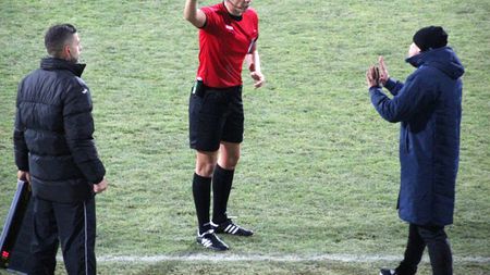 "Nu pot să stau picior peste picior în timpul meciului. Nu suntem la teatru!". Stoican și exemplele Klopp și Mourinho. Antrenorul Iașiului, scos din sărite după ce a fost trimis din nou în tribună 