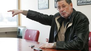 Un nou atac la adresa lui Devis Mangia. Cornel Dinu nu l-a iertat + a retras atacanții din fotbal: "Sunt handicapați tehnic"