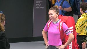 S-au amuzat copios în timp ce Simona se chinuia pe teren. Cele mai nebunești 10 mesaje postate în timp ce estona Kaia Kanepi o încurca teribil pe Halep: "e ca la cină" și "mi-aș cam dori să iasă de pe teren și să îmbrace rochița roșie..."