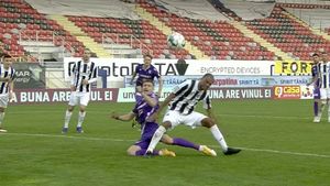 Mai clar nu se poate! FC Argeș a cerut penalty cu Astra Giurgiu, dar Andrei Antonie a închis ochii la faultul lui Boe Kane! Ce s-a întâmplat + Cum s-a revanșat FOTO & VIDEO