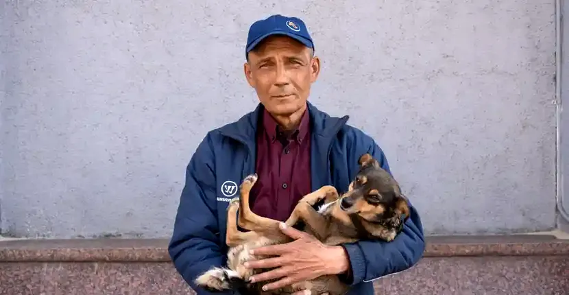 Povestea „omul invizibil” de 61 de ani care a scăpat de iadul din Mariupol după ce a mers pe jos 225 de km. Bărbatul a parcurs distanța însoțit de câinele său